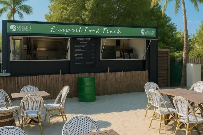 Miniature Location salle Hem (Nord) - O'Green du Château d'Hem #12 Gâteau rectangulaire décoré de fruits rouges et de cœurs en sucre, posé sur une table en bois.