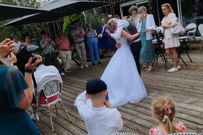 Miniature Location salle Hem (Nord) - O'Green du Château d'Hem #8 Gâteau rectangulaire décoré de fruits rouges et de cœurs en sucre, posé sur une table en bois.