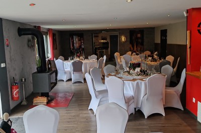 Miniature Location salle Hem (Nord) - O'Green du Château d'Hem #5 Gâteau rectangulaire décoré de fruits rouges et de cœurs en sucre, posé sur une table en bois.