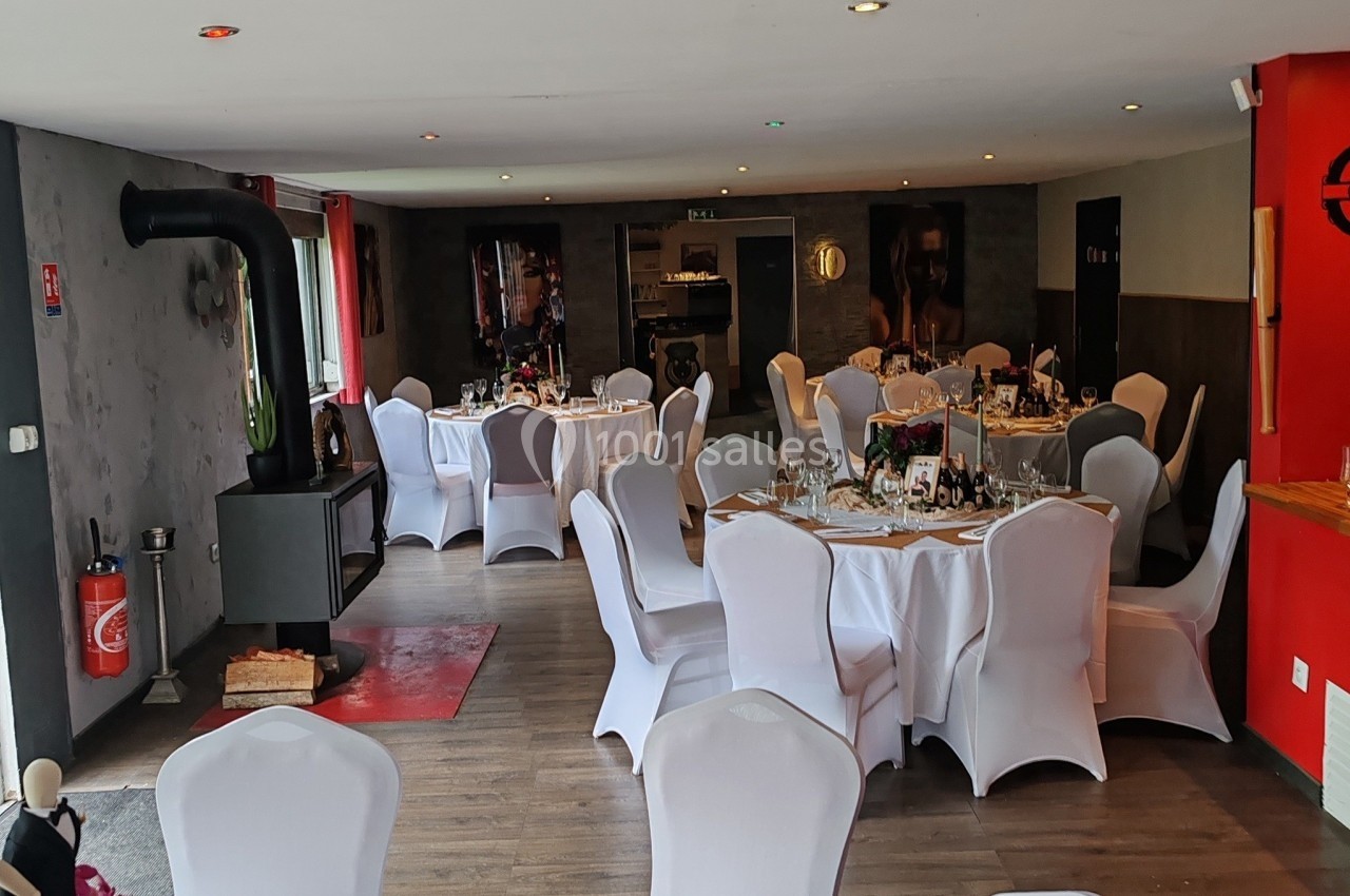 Location salle Hem (Nord) - O'Green du Château d'Hem #5 Salle de réception avec tables rondes dressées, nappes blanches et décoration sobre, ambiance chaleureuse.