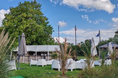 Miniature Location salle Hem (Nord) - O'Green du Château d'Hem #26 Gâteau rectangulaire décoré de fruits rouges et de cœurs en sucre, posé sur une table en bois.