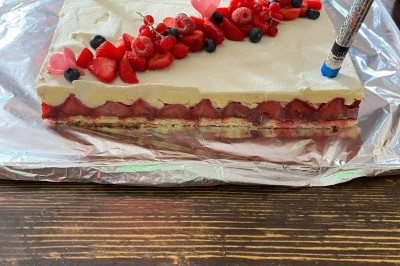 Miniature Location salle Hem (Nord) - O'Green du Château d'Hem #57 Gâteau rectangulaire décoré de fruits rouges et de cœurs en sucre, posé sur une table en bois.