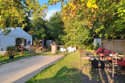 Miniature Location salle Hem (Nord) - O'Green du Château d'Hem #18 Gâteau rectangulaire décoré de fruits rouges et de cœurs en sucre, posé sur une table en bois.