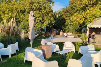 Miniature Location salle Hem (Nord) - O'Green du Château d'Hem #32 Gâteau rectangulaire décoré de fruits rouges et de cœurs en sucre, posé sur une table en bois.