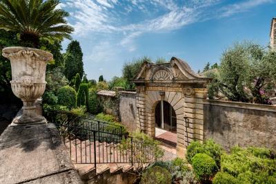 Miniature Location salle Mougins (Alpes-Maritimes) - Le Park Mougins #7 Jardin éclairé de nuit avec piscine, terrasse en pierre et bâtiments entourés de végétation.
