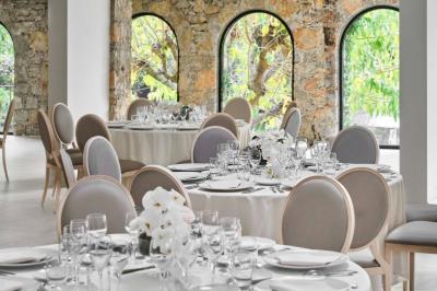 Miniature Location salle Mougins (Alpes-Maritimes) - Le Park Mougins #4 Jardin éclairé de nuit avec piscine, terrasse en pierre et bâtiments entourés de végétation.