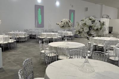 Miniature Location salle Herblay (Val-d'Oise) - Dream #9 Canapé beige avec décorations dorées, tables basses et chaises blanches dans une salle ornée de panneaux lumineux bleus.