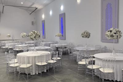 Miniature Location salle Herblay (Val-d'Oise) - Dream #11 Canapé beige avec décorations dorées, tables basses et chaises blanches dans une salle ornée de panneaux lumineux bleus.