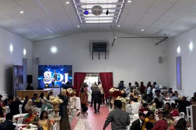 Miniature Location salle Herblay (Val-d'Oise) - Dream #12 Canapé beige avec décorations dorées, tables basses et chaises blanches dans une salle ornée de panneaux lumineux bleus.