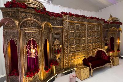 Miniature Location salle Herblay (Val-d'Oise) - Dream #14 Canapé beige avec décorations dorées, tables basses et chaises blanches dans une salle ornée de panneaux lumineux bleus.