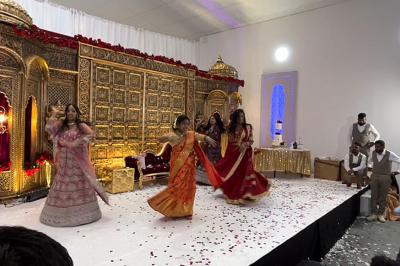 Miniature Location salle Herblay (Val-d'Oise) - Dream #16 Canapé beige avec décorations dorées, tables basses et chaises blanches dans une salle ornée de panneaux lumineux bleus.