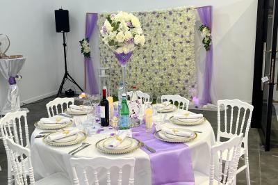 Miniature Location salle Herblay (Val-d'Oise) - Dream #4 Canapé beige avec décorations dorées, tables basses et chaises blanches dans une salle ornée de panneaux lumineux bleus.