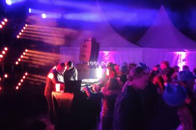 Miniature DJ Saint-Pierre-du-Perray (Essonne) - Dj Krys events #16 Salle de spectacle avec un public debout et assis, décorations festives et scène éclairée avec une présentation en cours.