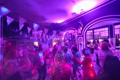 Miniature DJ Saint-Pierre-du-Perray (Essonne) - Dj Krys events #10 Salle de spectacle avec un public debout et assis, décorations festives et scène éclairée avec une présentation en cours.