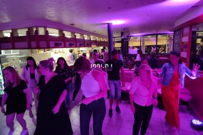 Miniature DJ Saint-Pierre-du-Perray (Essonne) - Dj Krys events #24 Salle de spectacle avec un public debout et assis, décorations festives et scène éclairée avec une présentation en cours.