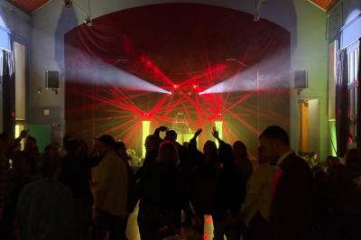 Miniature DJ Saint-Pierre-du-Perray (Essonne) - Dj Krys events #2 Salle de spectacle avec un public debout et assis, décorations festives et scène éclairée avec une présentation en cours.