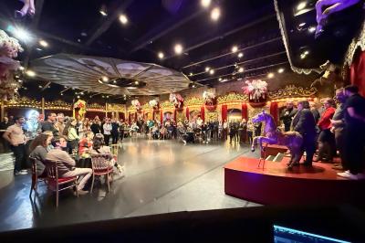 Miniature DJ Saint-Pierre-du-Perray (Essonne) - Dj Krys events #26 Salle de spectacle avec un public debout et assis, décorations festives et scène éclairée avec une présentation en cours.