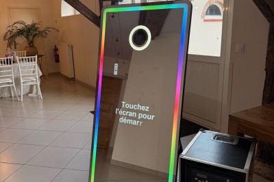 Miniature DJ Saint-Pierre-du-Perray (Essonne) - Dj Krys events #3 Salle de spectacle avec un public debout et assis, décorations festives et scène éclairée avec une présentation en cours.