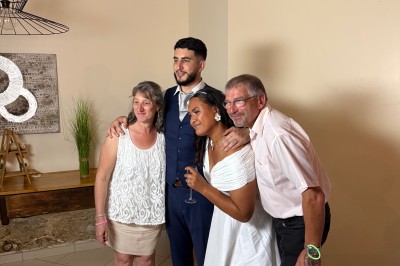 Miniature DJ Saint-Pierre-du-Perray (Essonne) - Dj Krys events #4 Salle de spectacle avec un public debout et assis, décorations festives et scène éclairée avec une présentation en cours.