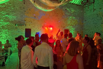 Miniature DJ Saint-Pierre-du-Perray (Essonne) - Dj Krys events #13 Salle de spectacle avec un public debout et assis, décorations festives et scène éclairée avec une présentation en cours.