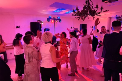 Miniature DJ Saint-Pierre-du-Perray (Essonne) - Dj Krys events #8 Salle de spectacle avec un public debout et assis, décorations festives et scène éclairée avec une présentation en cours.