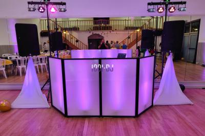 Miniature DJ Saint-Pierre-du-Perray (Essonne) - Dj Krys events #4 Poste de DJ éclairé en violet avec des haut-parleurs et des lumières dans une salle au décor classique.