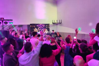 Miniature DJ Saint-Pierre-du-Perray (Essonne) - Dj Krys events #5 Poste de DJ éclairé en violet avec des haut-parleurs et des lumières dans une salle au décor classique.