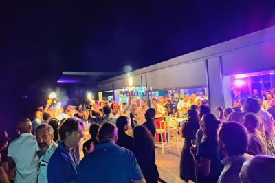 Miniature DJ Saint-Pierre-du-Perray (Essonne) - Dj Krys events #7 Poste de DJ éclairé en violet avec des haut-parleurs et des lumières dans une salle au décor classique.