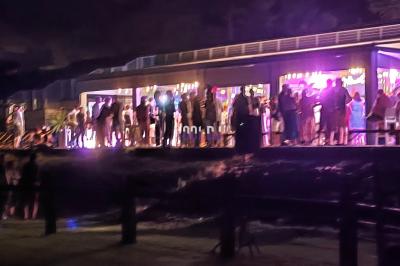 Miniature DJ Saint-Pierre-du-Perray (Essonne) - Dj Krys events #8 Poste de DJ éclairé en violet avec des haut-parleurs et des lumières dans une salle au décor classique.