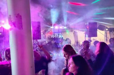 Miniature DJ Saint-Pierre-du-Perray (Essonne) - Dj Krys events #9 Poste de DJ éclairé en violet avec des haut-parleurs et des lumières dans une salle au décor classique.