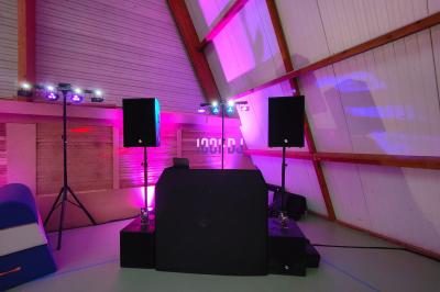 Miniature DJ Saint-Pierre-du-Perray (Essonne) - Dj Krys events #11 Poste de DJ éclairé en violet avec des haut-parleurs et des lumières dans une salle au décor classique.