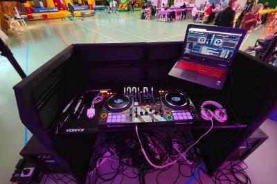 Miniature DJ Saint-Pierre-du-Perray (Essonne) - Dj Krys events #12 Poste de DJ éclairé en violet avec des haut-parleurs et des lumières dans une salle au décor classique.