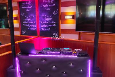 Miniature DJ Saint-Pierre-du-Perray (Essonne) - Dj Krys events #15 Poste de DJ éclairé en violet avec des haut-parleurs et des lumières dans une salle au décor classique.