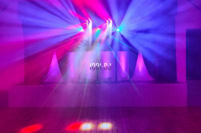 Miniature DJ Saint-Pierre-du-Perray (Essonne) - Dj Krys events #18 Poste de DJ éclairé en violet avec des haut-parleurs et des lumières dans une salle au décor classique.