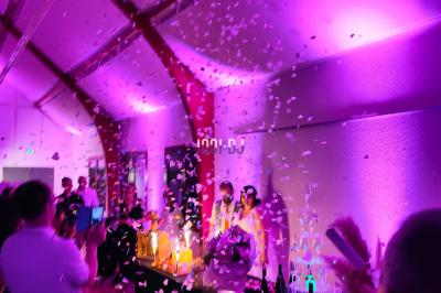 Miniature DJ Saint-Pierre-du-Perray (Essonne) - Dj Krys events #19 Poste de DJ éclairé en violet avec des haut-parleurs et des lumières dans une salle au décor classique.