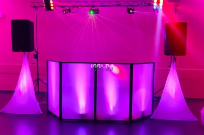 Miniature DJ Saint-Pierre-du-Perray (Essonne) - Dj Krys events #21 Poste de DJ éclairé en violet avec des haut-parleurs et des lumières dans une salle au décor classique.