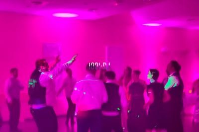 Miniature DJ Saint-Pierre-du-Perray (Essonne) - Dj Krys events #22 Poste de DJ éclairé en violet avec des haut-parleurs et des lumières dans une salle au décor classique.