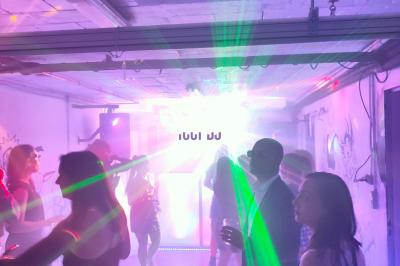 Miniature DJ Saint-Pierre-du-Perray (Essonne) - Dj Krys events #25 Poste de DJ éclairé en violet avec des haut-parleurs et des lumières dans une salle au décor classique.