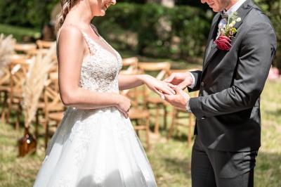 Miniature Location salle Malviès (Aude) - Château Guilhem #3 Un marié aide sa partenaire en robe de mariée à sortir d'une voiture ancienne décorée pour un mariage.