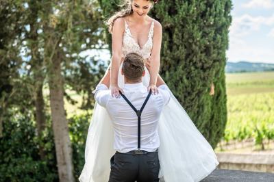 Miniature Location salle Malviès (Aude) - Château Guilhem #2 Un marié aide sa partenaire en robe de mariée à sortir d'une voiture ancienne décorée pour un mariage.
