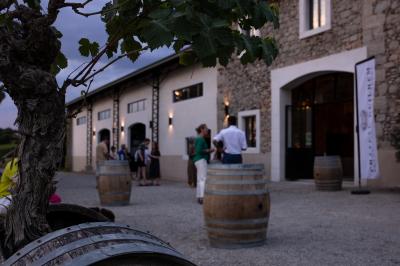 Miniature EXTERIEUR Un marié aide sa partenaire en robe de mariée à sortir d'une voiture ancienne décorée pour un mariage.
