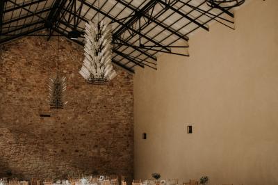 Miniature LUSTRES DE NOTRE SALLE CORUM Un marié aide sa partenaire en robe de mariée à sortir d'une voiture ancienne décorée pour un mariage.