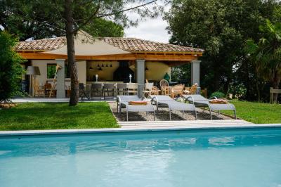 Miniature POOL HOUSE DE 100 M2 Un marié aide sa partenaire en robe de mariée à sortir d'une voiture ancienne décorée pour un mariage.