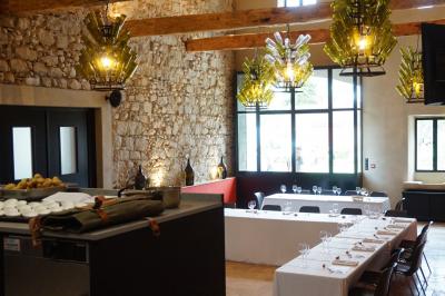 Miniature SALLE COMEDIS Un marié aide sa partenaire en robe de mariée à sortir d'une voiture ancienne décorée pour un mariage.