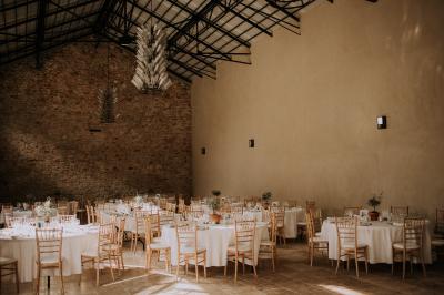Miniature SALLE CORUM Un marié aide sa partenaire en robe de mariée à sortir d'une voiture ancienne décorée pour un mariage.