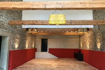 Miniature SALLE COVENTIS Un marié aide sa partenaire en robe de mariée à sortir d'une voiture ancienne décorée pour un mariage.