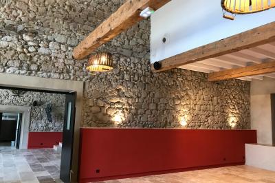 Miniature SALLE COVENTIS Un marié aide sa partenaire en robe de mariée à sortir d'une voiture ancienne décorée pour un mariage.