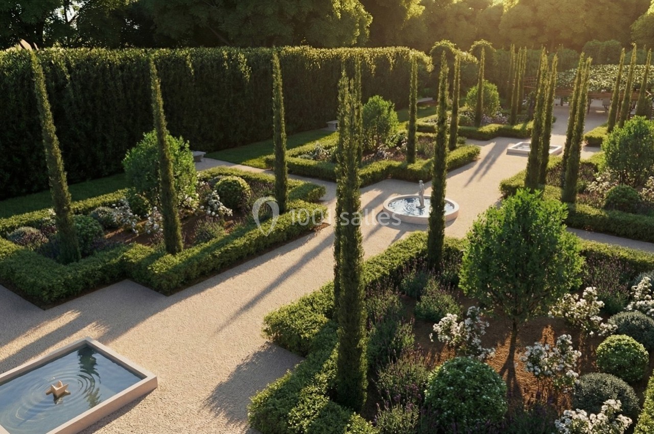 Jardin structuré avec allées de gravier, fontaines, haies taillées et arbres élancés sous une lumière douce.