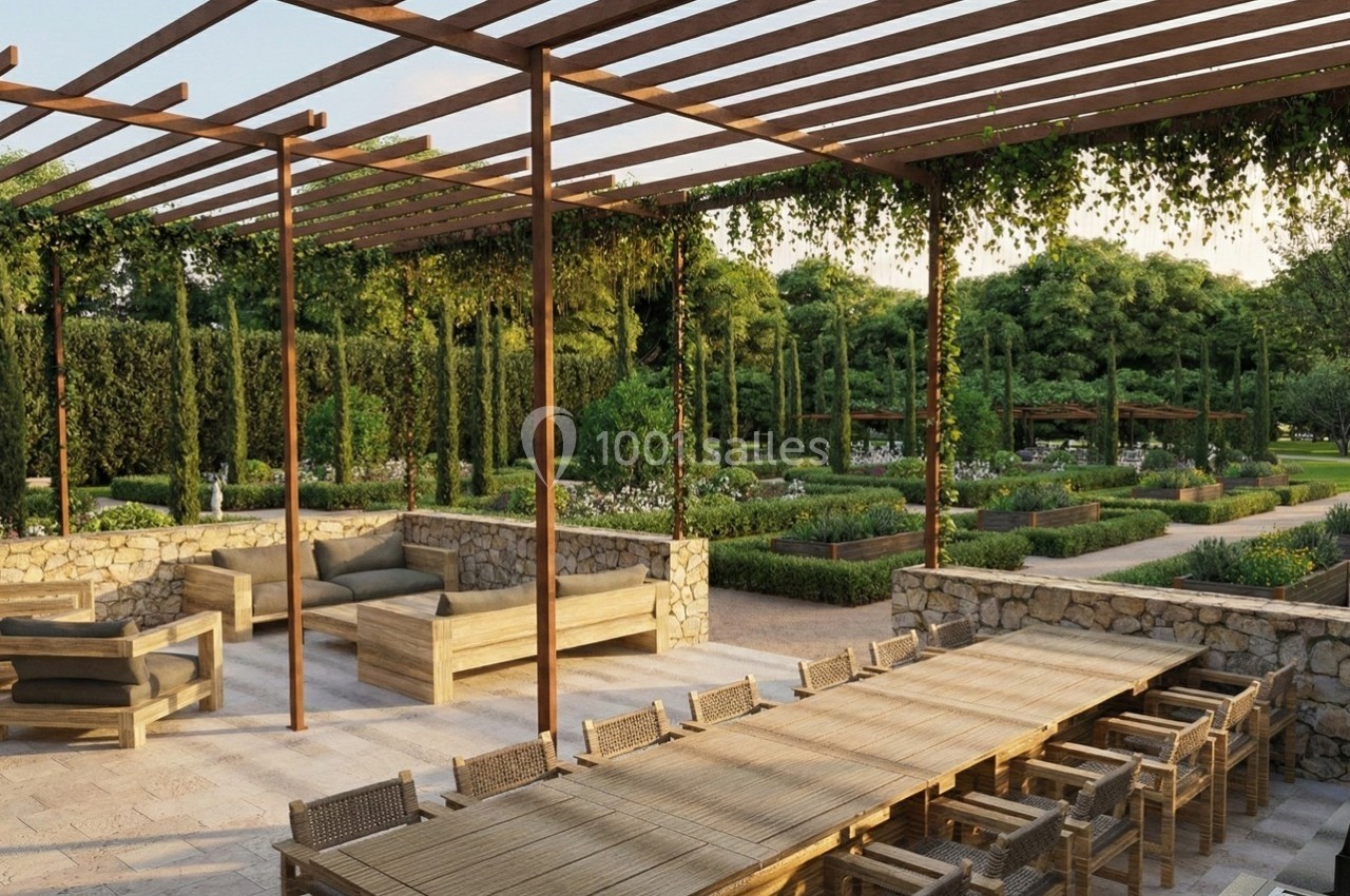 Terrasse en bois avec pergola, mobilier d'extérieur et vue sur un jardin aménagé avec allées et arbustes.