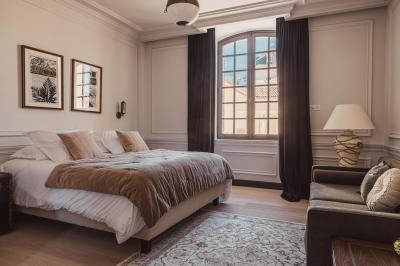 Vue aérienne d'un domaine viticole entouré de vignes, avec un plan d'eau visible à l'horizon.